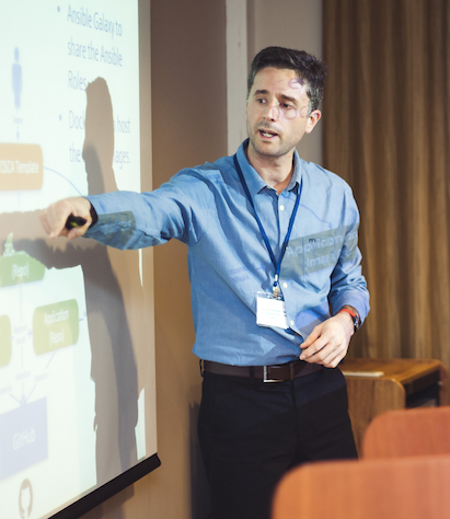 Germán Moltó giving a presentation
